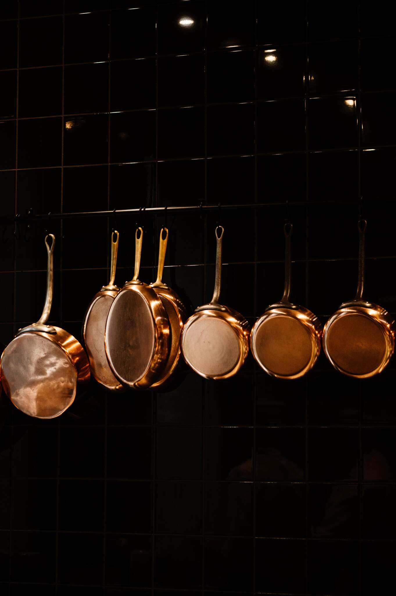 Koperen pannen open keuken